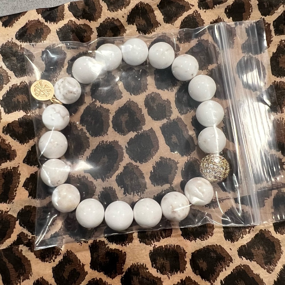 KARLI BUXTON $55 White Marble Beads Bracelet Stretch with Gold Bead and Tag NEW